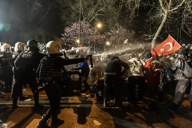 튀르키예 경찰이 24일(현지 시간) 이스탄불 탁심 광장으로 행진하려는 반정부 시위대를 해산시키기 위해 최루 가스를 살포하고 있다. EPA연합뉴스