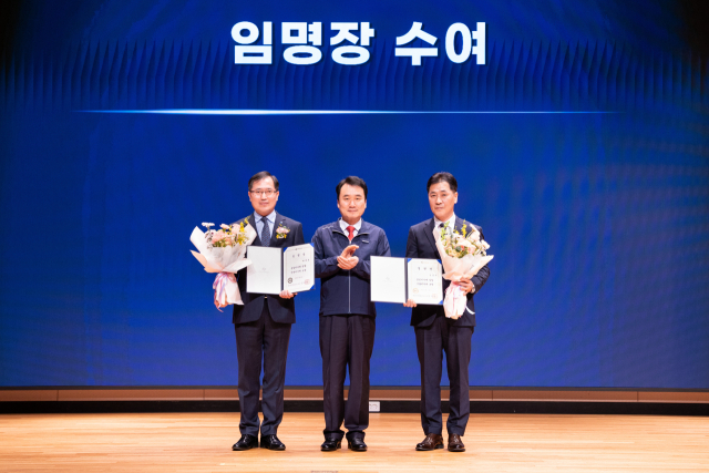 25일 한국전기안전공사 신임 이사 임명식에서 남화영(가운데) 사장과 배계섭(왼쪽), 김성주 신임 이사가 기념촬영을 하고 있다. 전기안전공사 제공