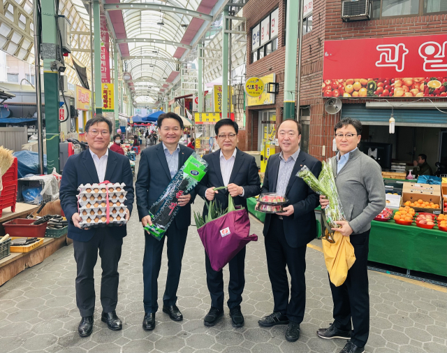 (왼쪽부터) 한국동서발전 정재훈 발전운영실장, 김봉빈 안전기술부사장, 권명호 사장, 남석열 기획관리부사장, 김용호 안전협력실장이 전통시장 장보기 후 기념사진을 촬영하는 모습, 동서발전 제공