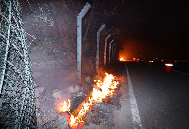 25일 경북 청송군 진보면의 한 도로의 낙석 철조망이 산불에 녹아 있다. 연합뉴스