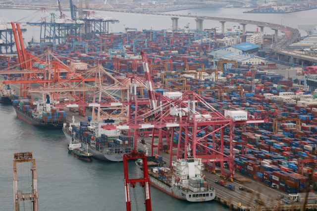 올해 3월 기업 체감 경기가 다섯 달 만에 반등했다. 부산항 감만·신감만 부두에서 컨테이너 선적·하역작업이 진행되고 있다. 연합뉴스
