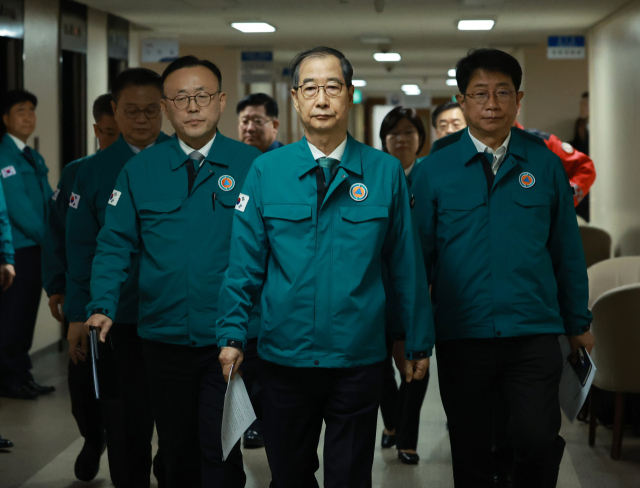 한덕수 대통령 권한대행 국무총리가 26일 정부서울청사에서 산불 예방 관련 대국민담화를 하기 위해 브리핑실로 향하고 있다. 연합뉴스