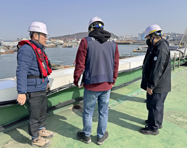 인천항 연안여객터미널에서 안전점검을 하고 있다. 인천항만공사(IPA) 제공