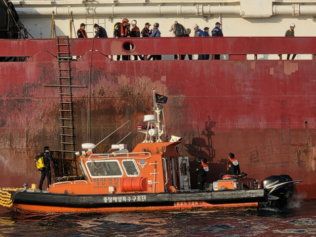 26일 오전 부산 감천항 남쪽 8㎞ 해상에서 항해하던 러시아 선적 7천534t 냉동냉장선에서 불이 나 화상 환자 등 6명이 육상으로 이송됐다. 부산해양경찰서 제공