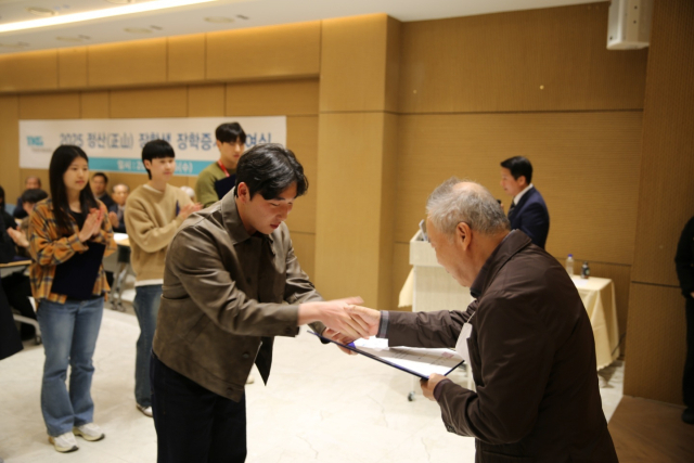 TKG그룹 정산장학재단(이사장 윤진한)이 26일 김해 본사에서 부산·경남 지역 이공계 대학생 30명에게 장학 증서와 장학금 1억 5000만 원을 전달했다. 정산장학재단 제공