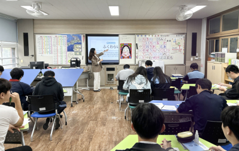 '학교현장실습학기제'를 통한 교생 실습 중인 신라대 사범대학 학생들. 신라대 제공