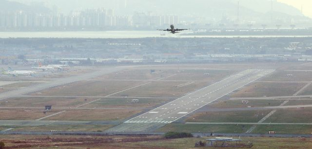 김해 돗대산 자락에서 바라본 김해국제공항 모습. 부산일보DB