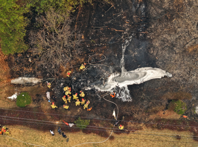 26일 오후 경북 의성군 신평면 교안리 야산에 산불 진화용 헬기가 추락해 소방당국이 사고 수습을 하는 모습. 연합뉴스