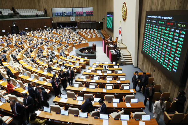 20일 국회 본회의에서 '마약수사 외압 의혹 상설특검안'이 통과되자 국민의힘 의원들이 퇴장하고 있다. 연합뉴스