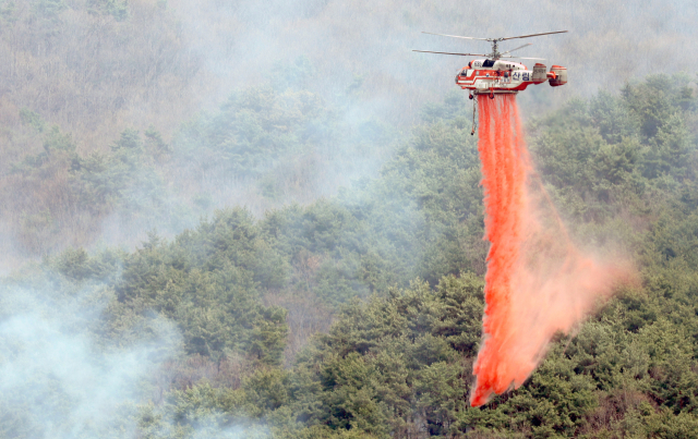 25일 오후 경남 산청군 시천면에서 산림청 헬기가 산불 지연제를 살포하는 모습. 연합뉴스