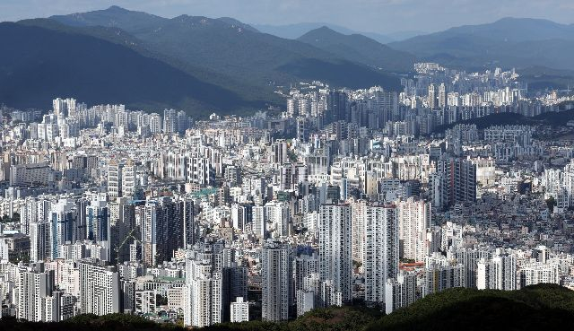 은행에서 새로 나가는 주택담보대출 10건 중 9건이 ‘고정금리’ 상품인 것으로 나타났다. 부산 황령산 전망대에서 바라본 부산 연제구와 동래구 일대. 정종회 기자 jjh@ 2024.10.10 부산일보DB