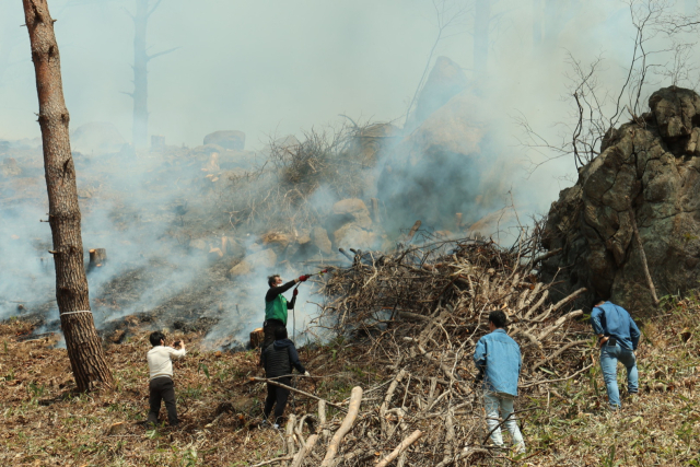 26일 오후 경남 산청군 시천면 산불 현장에서 진화대원들이 방어선을 구축하고 있다. 연합뉴스