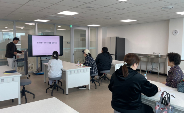 펫로스케어 조중헌 대표가 양산시 반려동물 지원센터에서 펫로스증후군 극복 강의를 진행하고 있다. 펫로스케어 제공