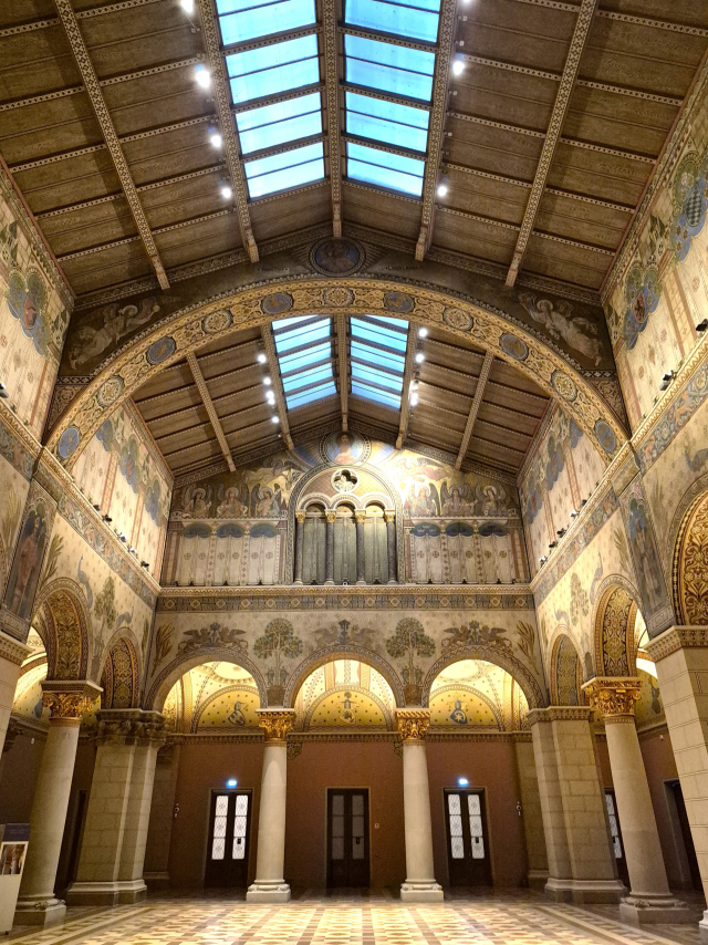 부다페스트미술관 로마네스크 홀.