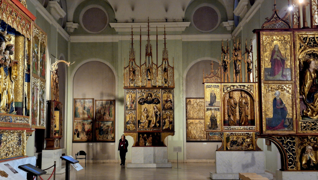 화려한 제단 장식으로 가득 찬 헝가리국립미술관 ‘중세 고딕식 제단의 방’. 왕궁이었던 이 미술관에서는 헝가리 역사를 담은 지역작가 작품을 많이 볼 수 있다.