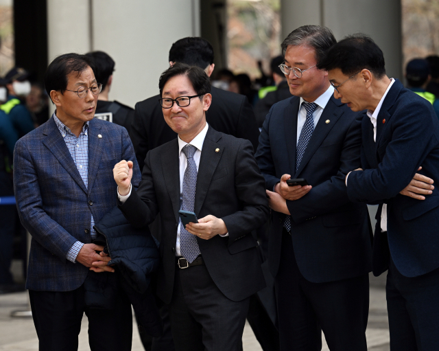 26일 서울 서초구 서울고등법원에서 더불어민주당 박범계 의원이 기뻐하고 있다. 연합뉴스