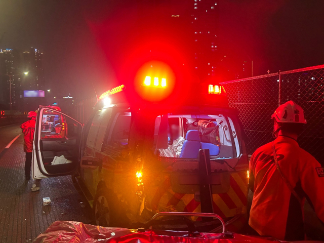 26일 부산 동서고가로 진양램프 부근에서 청소차가 구급차를 들이박는 사고가 났다. 부산경찰청 제공