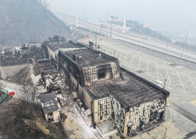 27일 경북 청송군 서산영덕고속도로 청송휴게소가 산불에 폐허가 돼 있다. 연합뉴스