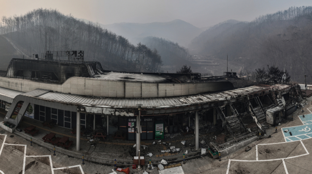 27일 경북 청송군 서산영덕고속도로 청송휴게소(영덕방향)가 산불에 폐허가 돼 있다. 연합뉴스