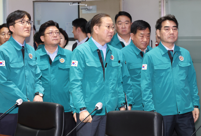 국민의힘 권영세 비상대책위원장이 27일 서울 종로구 정부서울청사 중앙재난안전상황실을 방문해 산불 현황을 보고 받고 산불재난대응 특별위원회 회의에 참석하고 있다. 연합뉴스