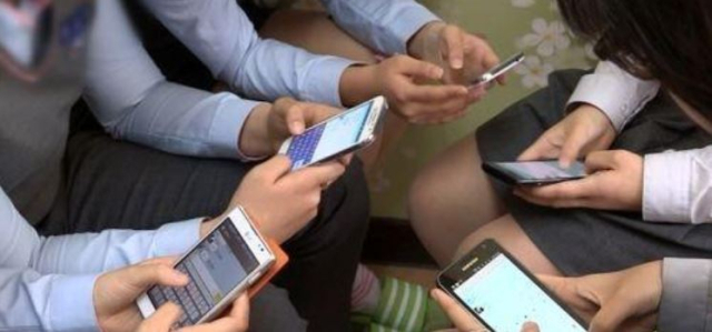 우리나라 청소년과 유아동의 스마트폰 과의존 위험군 비율이 소폭 증가한 것으로 나타났다. 연합뉴스