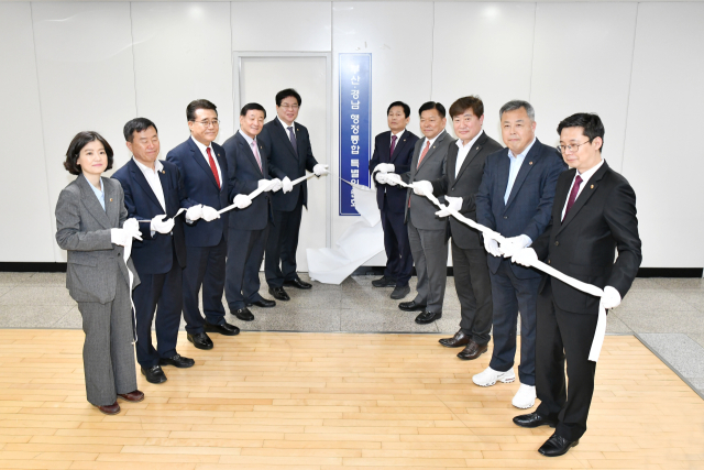 부산시의회는 27일 제327회 임시회 제3차 본회의를 열어 ‘부산·경남 행정통합 특별위원회 구성 결의안’을 의결한 뒤 현판식을 진행했다. 부산시의회 제공