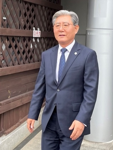 무고 혐의로 불구속 기소된 오태완 의령군수가 27일 창원지법 마산지원에서 재판을 받고 법원을 빠져나가고 있다. 강대한 기자