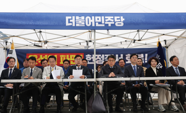 더불어민주당 박찬대 원내대표가 27일 서울 종로구 광화문 천막당사에서 열린 정책조정회의에서 발언하고 있다. 연합뉴스