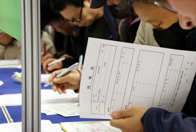 27일 부산상공회의소에서 열린 ‘2025년 제1회 부산진구·부산상공회의소 JOB 매칭데이(채용박람회)’에서 구직자들이 이력서 등을 작성하고 있다. 정종회 기자 jjh@