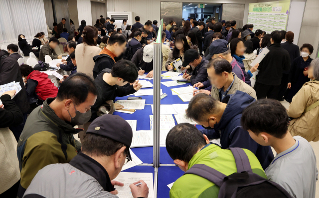 27일 부산상공회의소에서 열린 ‘2025년 제1회 부산진구·부산상공회의소 JOB 매칭데이(채용박람회)’에서 구직자들이 이력서 등을 작성하고 있다. 정종회 기자 jjh@