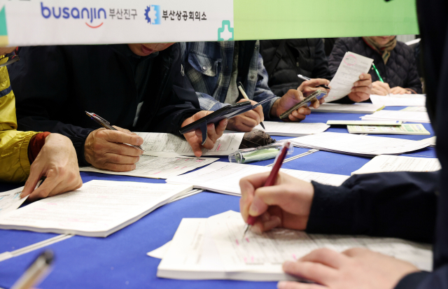 27일 부산상공회의소에서 열린 ‘2025년 제1회 부산진구·부산상공회의소 JOB 매칭데이(채용박람회)’에서 구직자들이 이력서 등을 작성하고 있다. 정종회 기자 jjh@