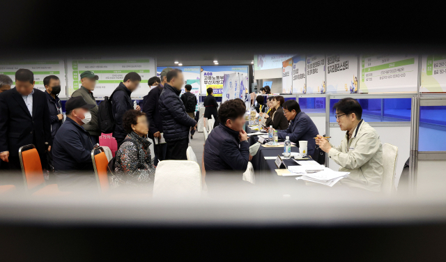 27일 부산상공회의소에서 열린 ‘2025년 제1회 부산진구·부산상공회의소 JOB 매칭데이(채용박람회)’에서 구직자들이 현장 면접을 보고 있다. 정종회 기자 jjh@