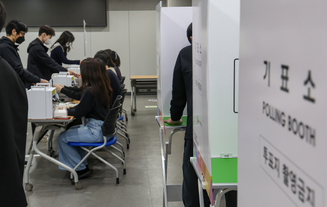 4·2 부산교육감 재선거 사전투표를 하루 앞둔 27일 오후 부산 연제구청에 2층 대회의실에 마련된 사전투표소에서 부산시선거관리위원회와 연제구청 관계자들이 모의 투표를 하는 등 현장 점검을 하고 있다. 김종진 기자 kjj1761@