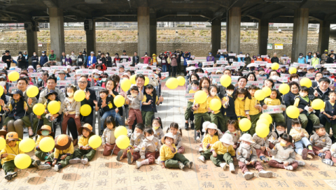 '어르신이 행복한 세상' 행사에 참여한 어르신, 지역주민, 어린이들. 신라대 제공
