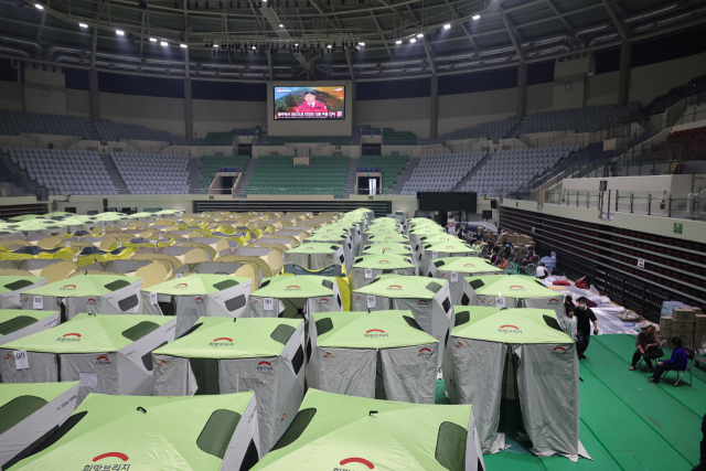 27일 안동시 운흥동 안동체육관에 마련된 대피소 모습. 연합뉴스