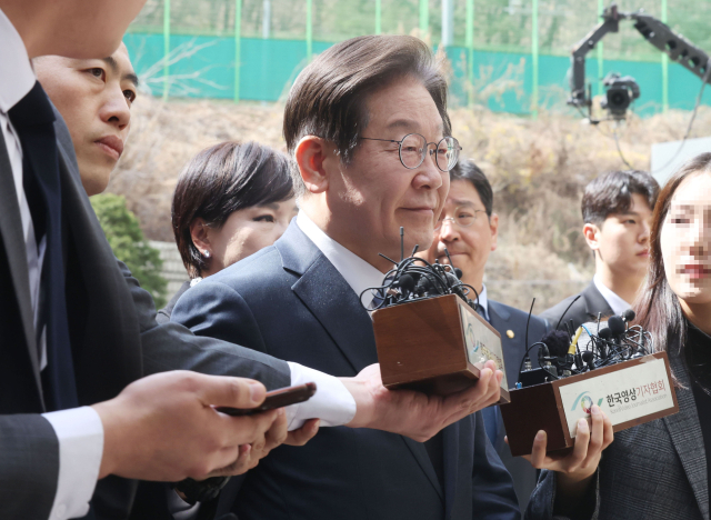 더불어민주당 이재명 대표가 26일 서울 서초구 서울고등법원에서 열린 공직선거법 위반 혐의 2심 선고 공판에 출석하고 있다. 연합뉴스