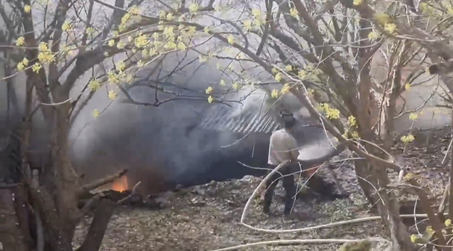 26일 오후 1시 30분께 전남 구례군 지리산 인근에서 발생한 주택 화재를 진화하는 정일기 소방위. 부산소방재난본부 제공