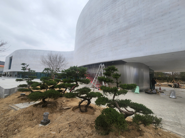 진주실크박물관이 27일 공정률 95%를 넘어 내달부터 본격적인 전시 공사가 시작된다. 김현우 기자 khw82@