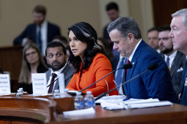 털시 개버드(오른쪽 세 번째) 미국 국가정보국장이 26일(현지 시간) 미국 워싱턴DC 미국 의회에서 열린 상원 정보위원회 ‘연례 위협 평가’ 청문회에 참석해 답변하고 있다. EPA연합뉴스