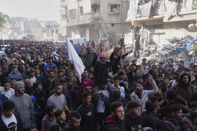 26일(현지 시간) 팔레스타인 가자 지구 북부 베이트 라히야에서 팔레스타인 무장 정파 하마스를 규탄하는 반전 집회가 열려 가자 지구 주민들이 구호를 외치고 있다. AP연합뉴스