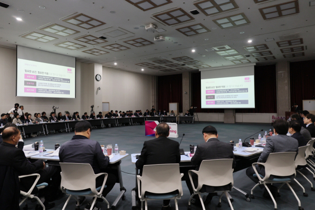 2021년 출범한 부산시의 ‘비상경제대책회의’가 27일 50회차를 맞았다. 그동안 참석한 유관기관 인원만 1160명으로, 회의를 통해 396건의 정책이 발굴됐다. 부산시 제공