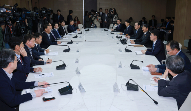 안덕근 산업통상자원부 장관이 27일 오후 서울 중구 대한상공회의소에서 열린 ‘미국 자동차 관세 부과 관련 민관합동 긴급 대책회의’에 참석해 발언하고 있다. 연합뉴스