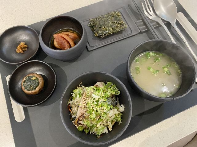 2023년 부산시가 '부산음식(B-FOOD) 레시피'로 개발한 23종 중 주요리 '고등어를 올린 부산 솥밥'. 부산시 제공