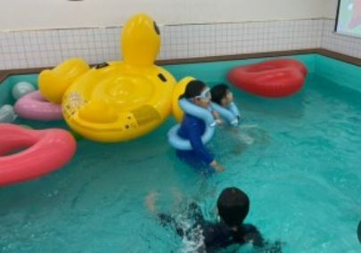 어린이용 수영장인 키즈풀에도 안전요원을 배치하고 안전점검 의무화 등 안전관리 규정을 적용하는 방안이 추진된다. 사진은 부산시내 한 키즈풀. 부산일보DB