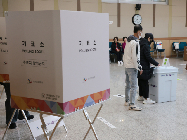 4·2 부산시교육감 재선거 사전투표가 시작된 28일, 부산 남구청 대강당에 마련된 제6동 사전투표소에서 시민들이 투표를 하고 있다. 이번 사전투표는 28일부터 29일까지 오전 6시부터 오후 6시까지 부산 지역 206개 사전투표소에서 실시된다. 정대현 기자 jhyun@