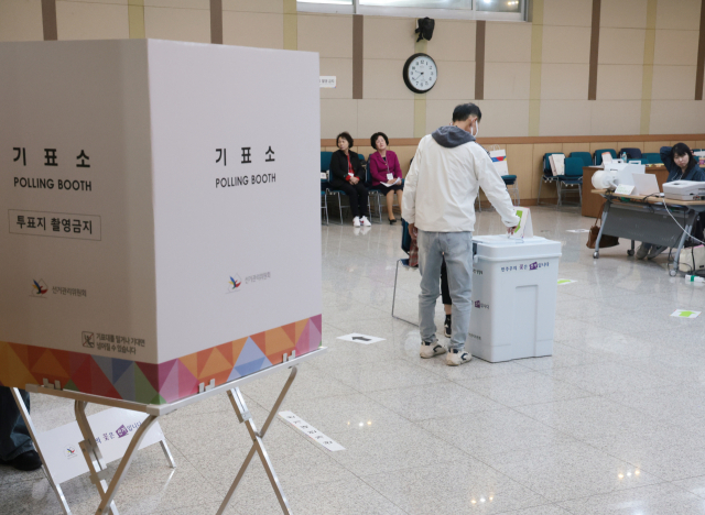 4·2 부산시교육감 재선거 사전투표가 시작된 28일, 부산 남구청 대강당에 마련된 대 제6동 사전투표소에서 시민들이 투표를 하고 있다. 이번 사전투표는 28일부터 29일까지 오전 6시부터 오후 6시까지 부산 지역 206개 사전투표소에서 실시된다. 정대현 기자 jhyun@