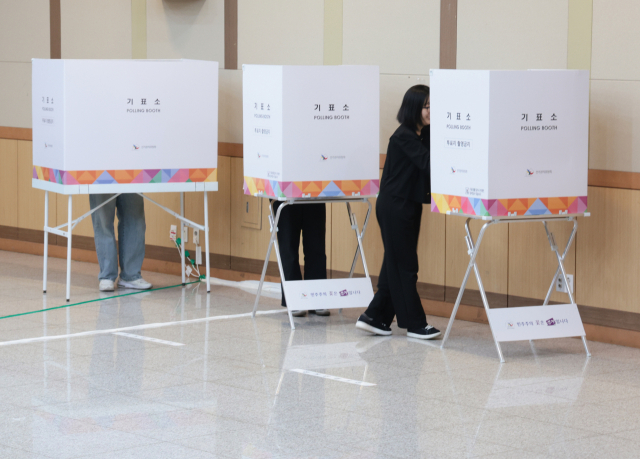 4·2 부산시교육감 재선거 사전투표가 시작된 28일, 부산 남구청 대강당에 마련된 대 제6동 사전투표소에서 시민들이 투표를 하고 있다. 이번 사전투표는 28일부터 29일까지 오전 6시부터 오후 6시까지 부산 지역 206개 사전투표소에서 실시된다. 정대현 기자 jhyun@