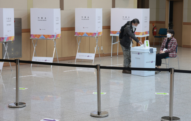 4·2 부산시교육감 재선거 사전투표가 시작된 28일, 부산 남구청 대강당에 마련된 대 제6동 사전투표소에서 시민들이 투표를 하고 있다. 이번 사전투표는 28일부터 29일까지 오전 6시부터 오후 6시까지 부산 지역 206개 사전투표소에서 실시된다. 정대현 기자 jhyun@