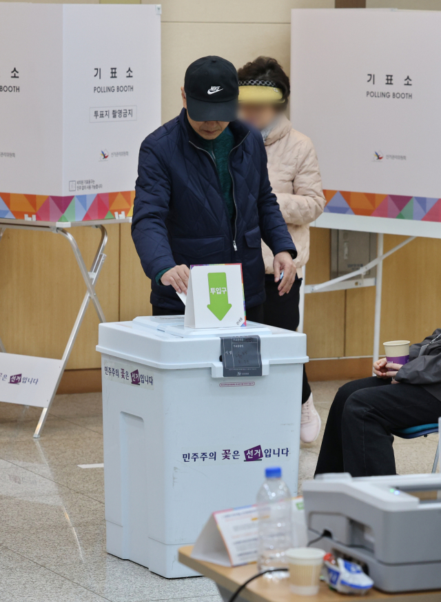 부산시교육감 재선거 사전투표일인 28일 오전 부산 남구청 1층 대강당에 마련된 대연 제6동 사전투표소에서 시민들이 소중한 한 표를 행사하고 있다. 이번 사전투표는 28·29일 이틀간 오전 6시부터 오후 6시까지 부산지역 206개 사전투표소에서 실시된다. 연합뉴스