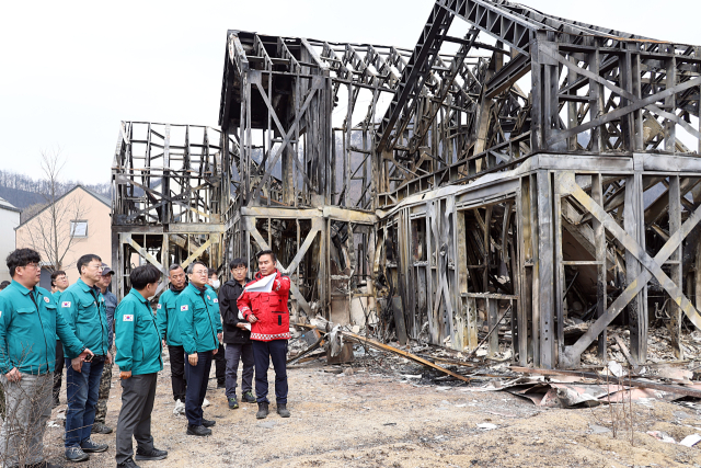 고기동 중앙재난안전대책본부장(행안부 장관 직무대행)이 28일 산불 피해 입은 경북 의성군 단촌면 고운마을캠핑장 현장에서 피해 상황 등을 점검하고 있다. 연합뉴스